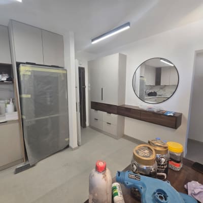 כלים וחומרים על שולחן במטבח במהלך שיפוץ