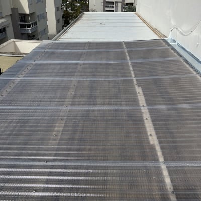 גג עם כיסוי מתכת במבנה עירוני