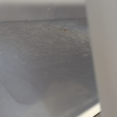 מדף מקרר עם שכבת קרח דקה