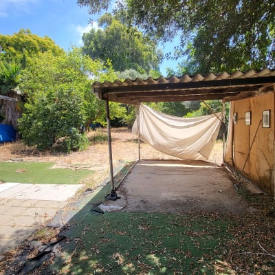 גג פח על עמודים עם יריעה תלויה