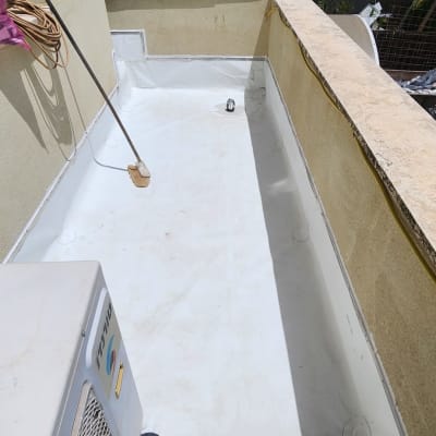 אזור אטום עם חומר איטום על גג או מרפסת