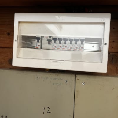 לוח חשמל עם מפסקים