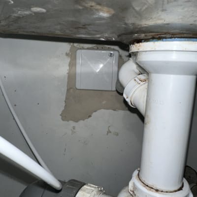 צינורות פלסטיק מתחת לכיור עם חיבורי חשמל