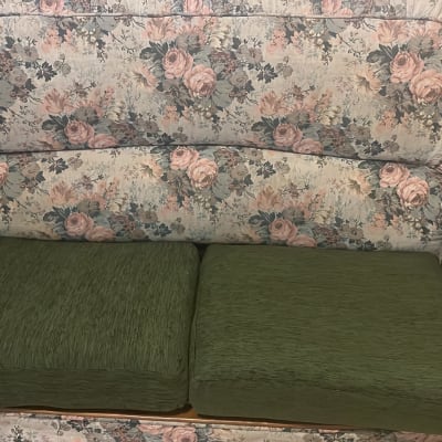 כריות ירוקות על ספה עם ריפוד פרחוני