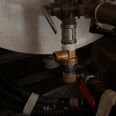 שסתום ומחברים במערכת חימום מים