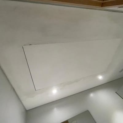 תקרת גבס עם תאורה שקועה ושוליים מעוצבים