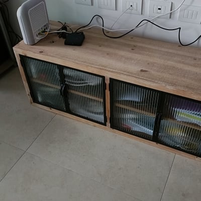 ארון עץ עם דלתות זכוכית מתחת לטלוויזיה