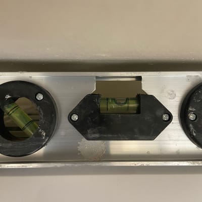 פלס מים על קיר לבדיקת יישור