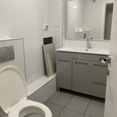 שירותים נקיים עם כיור ומראה