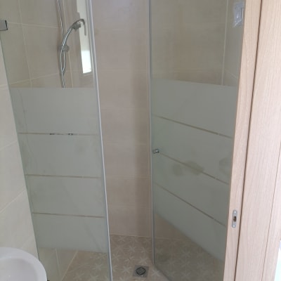 מקלחון זכוכית עם ראש מקלחת מתכתי