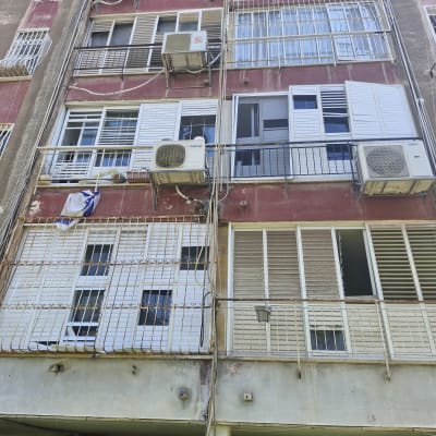 בניין עם מזגנים וחלונות משופצים