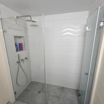 מקלחון זכוכית עם ראש מקלחת וכיורים חדשים