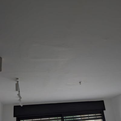 תקרה עם סימני תיקון וטיח