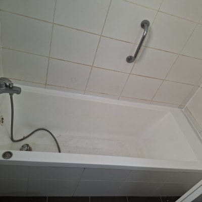 אמבטיה עם ברז ומעקה אחיזה