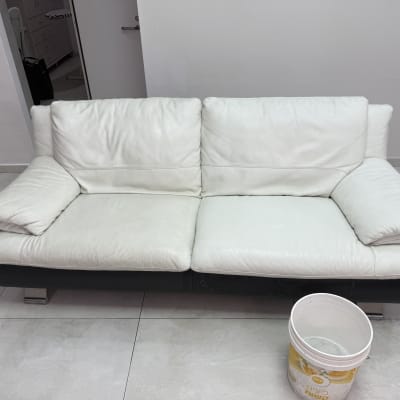 ספה לבנה ודלי עם מים לניקוי