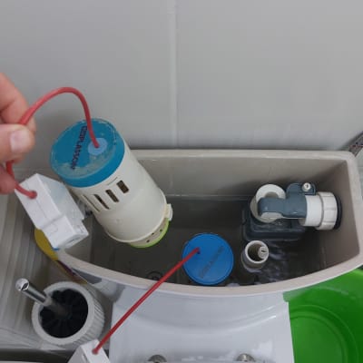 תיקון מנגנון מיכל הדחה בשירותים עם חלקים פנימיים