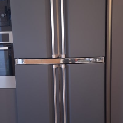 מקרר אפור עם ידיות מתכת מבריקות