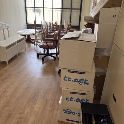 חדר עם קופסאות ארוזות ורהיטים מוכנים להובלה