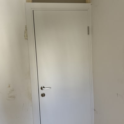 דלת לבנה מותקנת בקיר פנימי