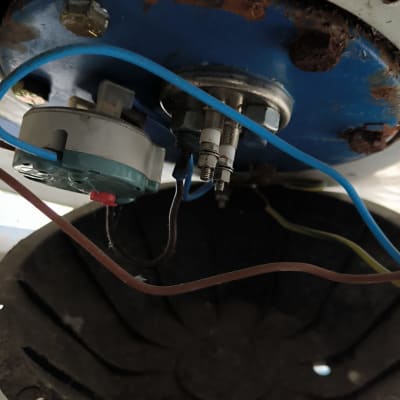 חלקים תחתונים של דוד שמש עם חוטים וצינורות