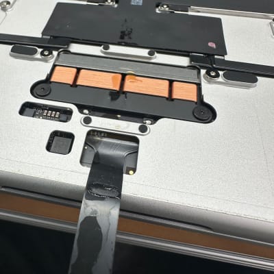 חלק פנימי של מחשב נייד עם רכיבים אלקטרוניים