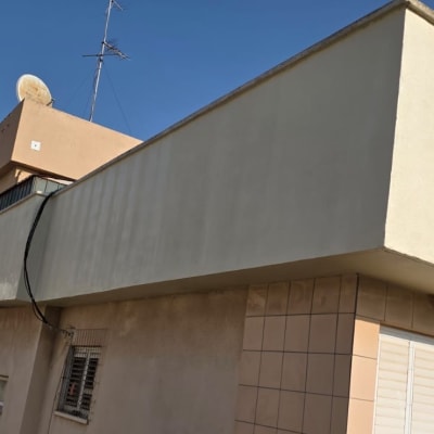 בניין עם קירות חיצוניים ותשתיות גג