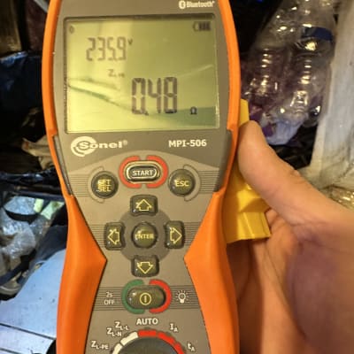 מד מתח חשמלי עם תצוגה דיגיטלית