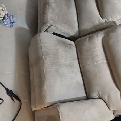 ספה עם סימני ניקוי וכלי עבודה על הרצפה