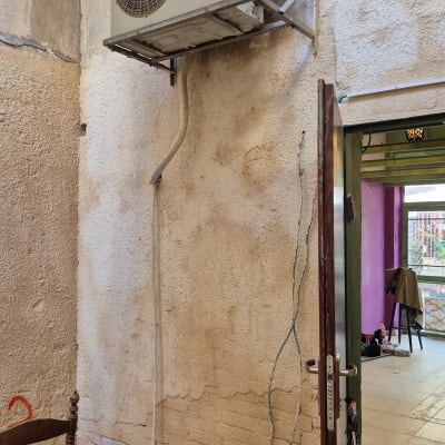 יחידת מזגן חיצונית מותקנת על קיר חיצוני