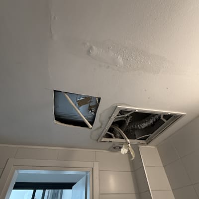 תמונה של תקרת חדר עם מערכת מיזוג אוויר חשופה