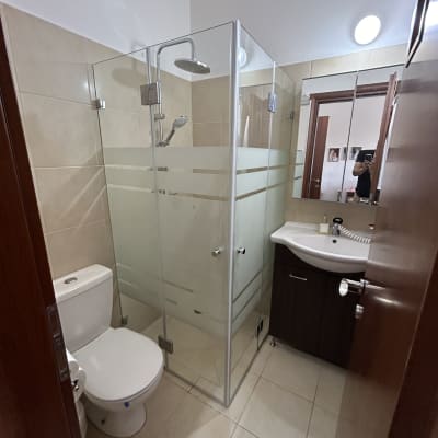 מקלחון זכוכית עם ראש מקלחת מתכת