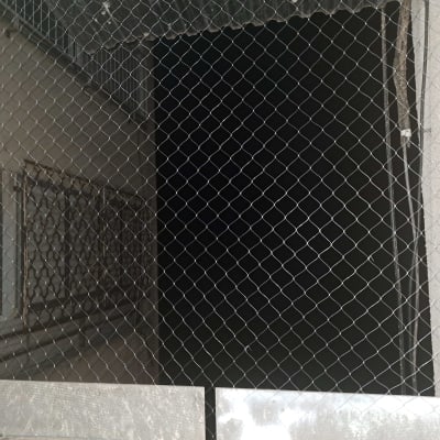 רשת מתכת מותקנת למניעת כניסת יונים