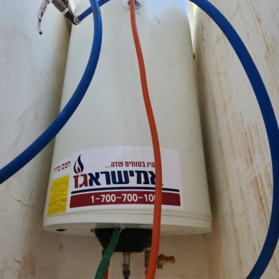 דוד שמש עם צינורות כחולים וכתומים מחוברים