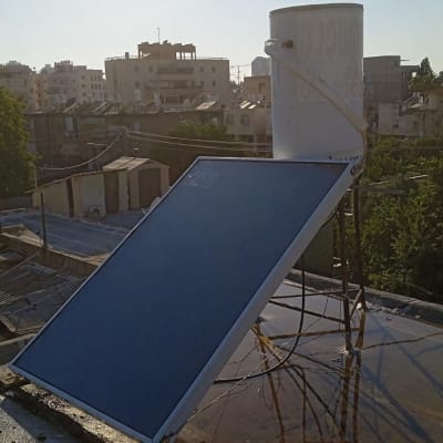 דוד שמש עם קולטן על גג בניין