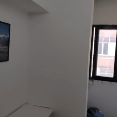 חדר ריק עם מזוודה ליד החלון