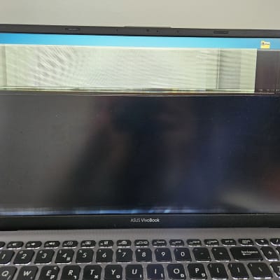 מסך מחשב נייד עם תצוגה פגומה