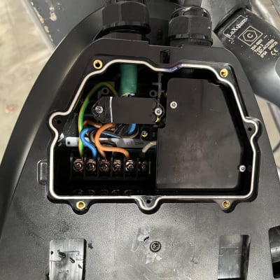 חיבורי חשמל בתוך קופסה פתוחה עם חוטים צבעוניים