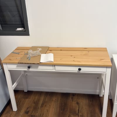 שולחן עץ עם כלים וחלקים להרכבה