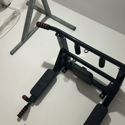 מתקן כושר עם ידיות אחיזה על שולחן לבן