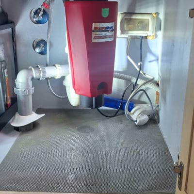 מערכת סילוק אשפה מתחת לכיור עם צינורות וחיבורים