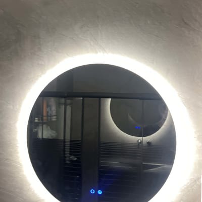 מראה עגולה עם תאורה מובנית