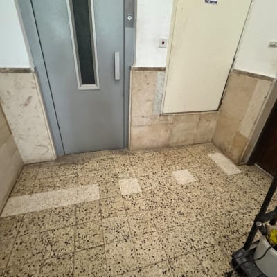 מסדרון עם דלת מתכת ועגלת כלים