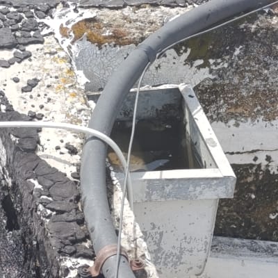 צינור ומבנה על גג עם סימני שחיקה