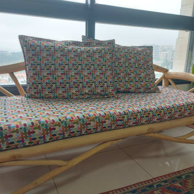 ספה עם ריפוד צבעוני ודוגמת ריבועים