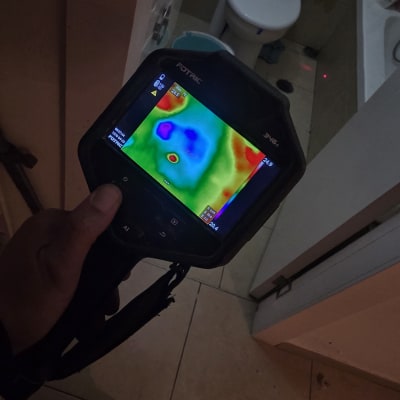 מכשיר תרמי לאיתור נזילות בחדר אמבטיה