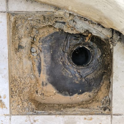 אזור איטום עם חור ונזקי אדמה