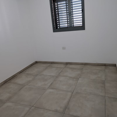 חדר ריק עם רצפת אריחים נקייה