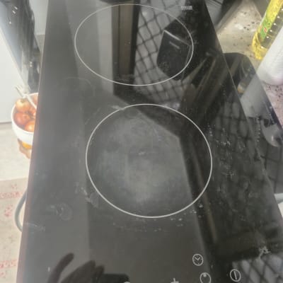 כיריים חשמליות עם כפתורי שליטה