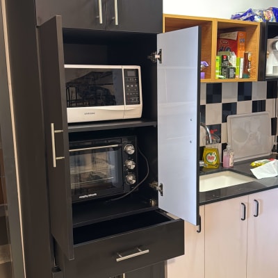 ארון מטבח עם מיקרוגל ותנור אפייה