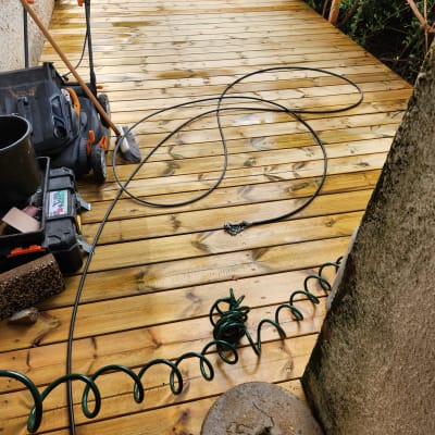 כלי עבודה וצינור על רצפת עץ